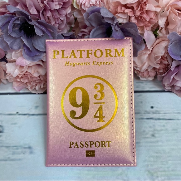 Harry Potter 9 and 3/4 Platform Pink Passport Cover - Picture 2 of 8